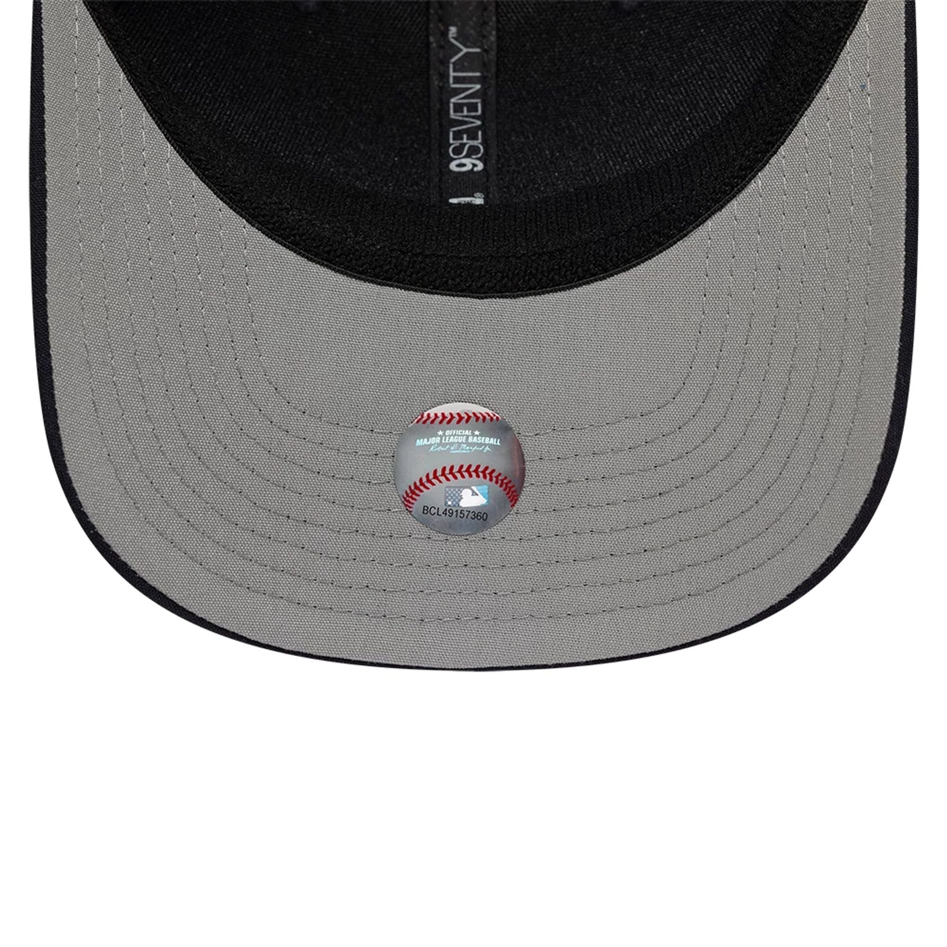 Pictured is this MLB Circles New York Yankees 9SEVENTY Stretch Snap cap in navy. 2