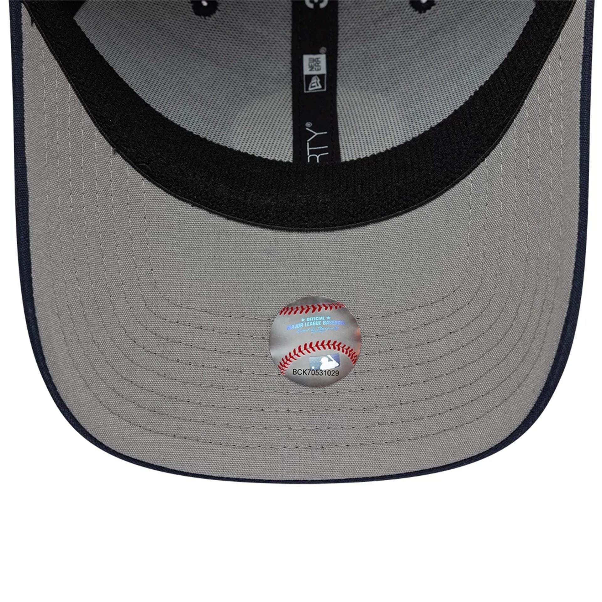 Pictured is this MLB Ripstop New York Yankees 39THIRTY Stretch Fit cap in navy. 2