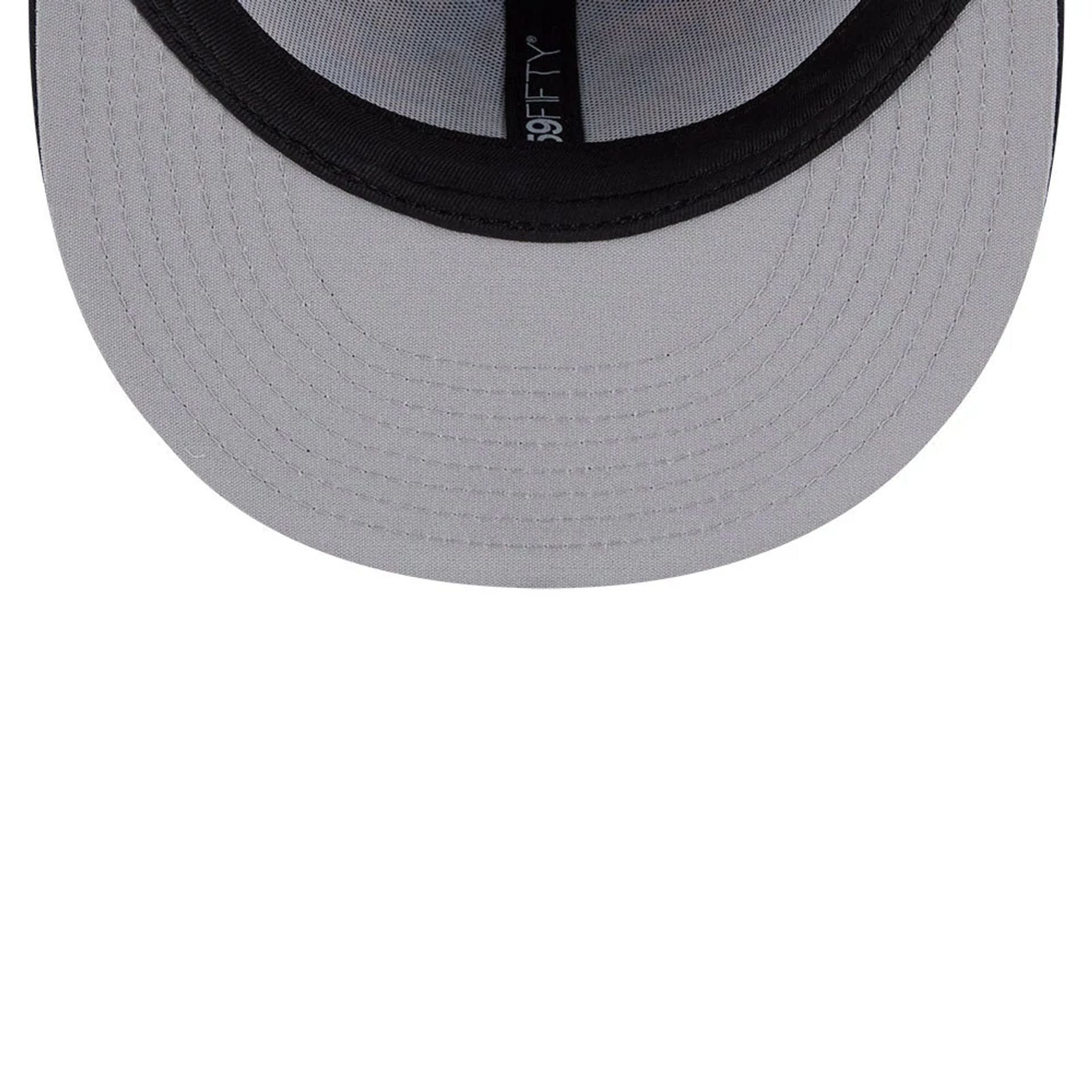 Pictured is this MLB Leaves New York Yankees 59FIFTY Fitted cap in navy. 2