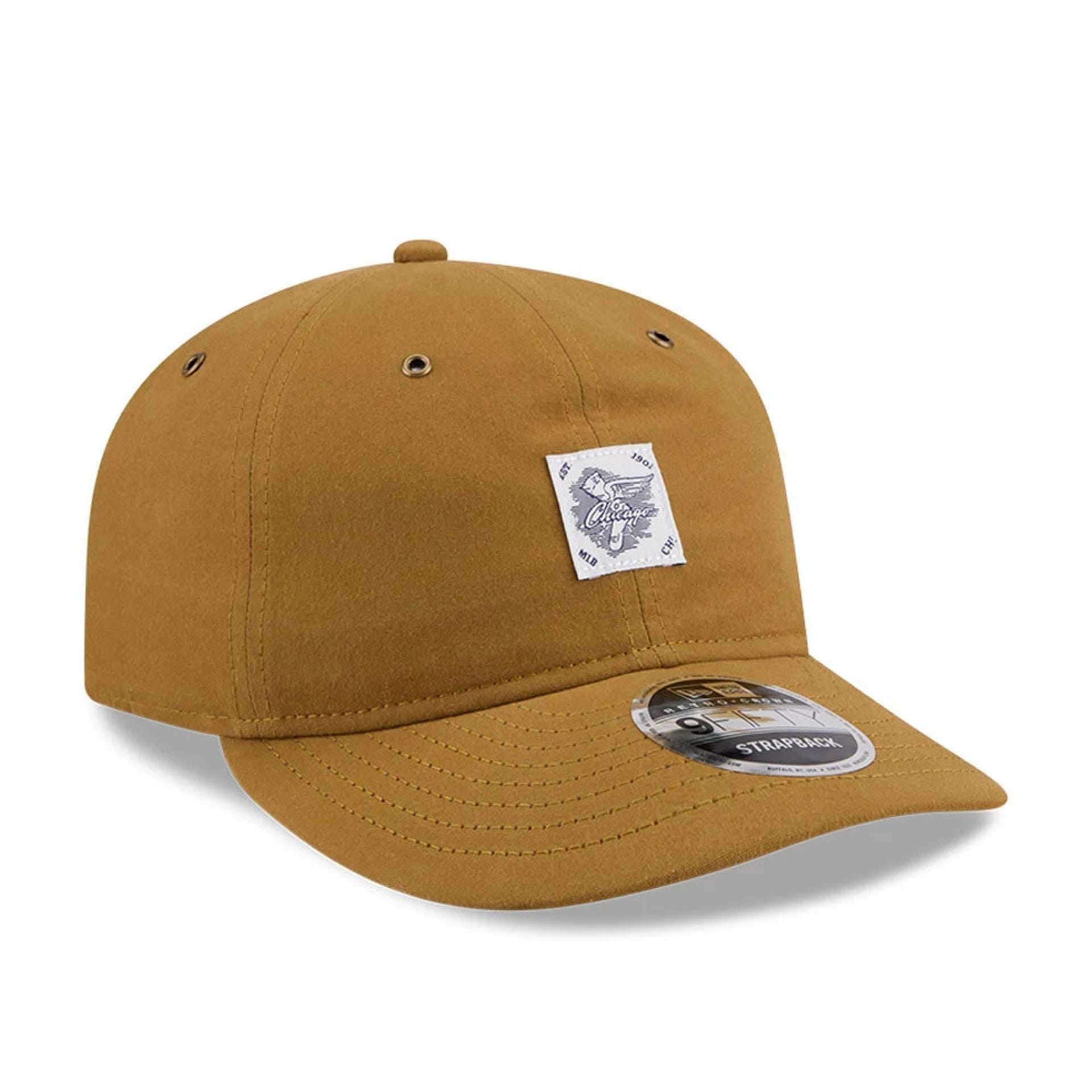 Pictured is this MLB Brushed Chicago White Sox Retro Crown 9FIFTY cap in Dark Beige. 4