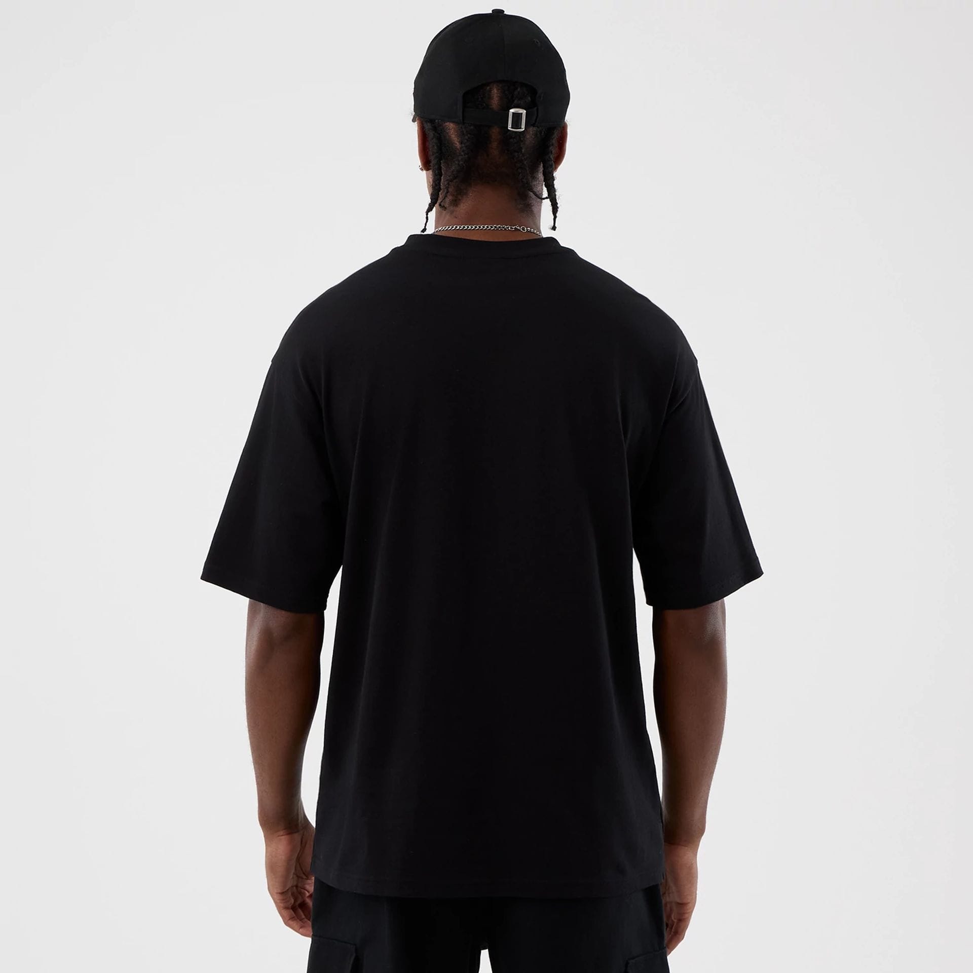 The Male model is wearing Berlin NFL International Series Games Black Oversized T-Shirt 2