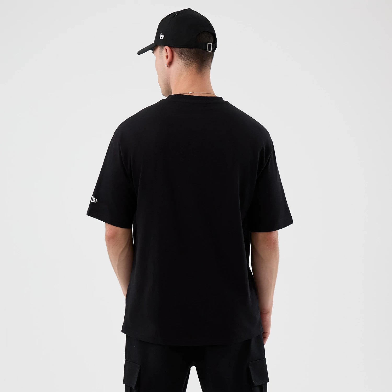 The Male model is wearing Madrid Game NFL International Series Games Black Oversized T-Shirt 2