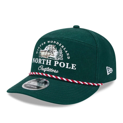 Pictured is this New Era Holiday Essentials 9FIFTY Split Panel Snapback cap in dark green. 1