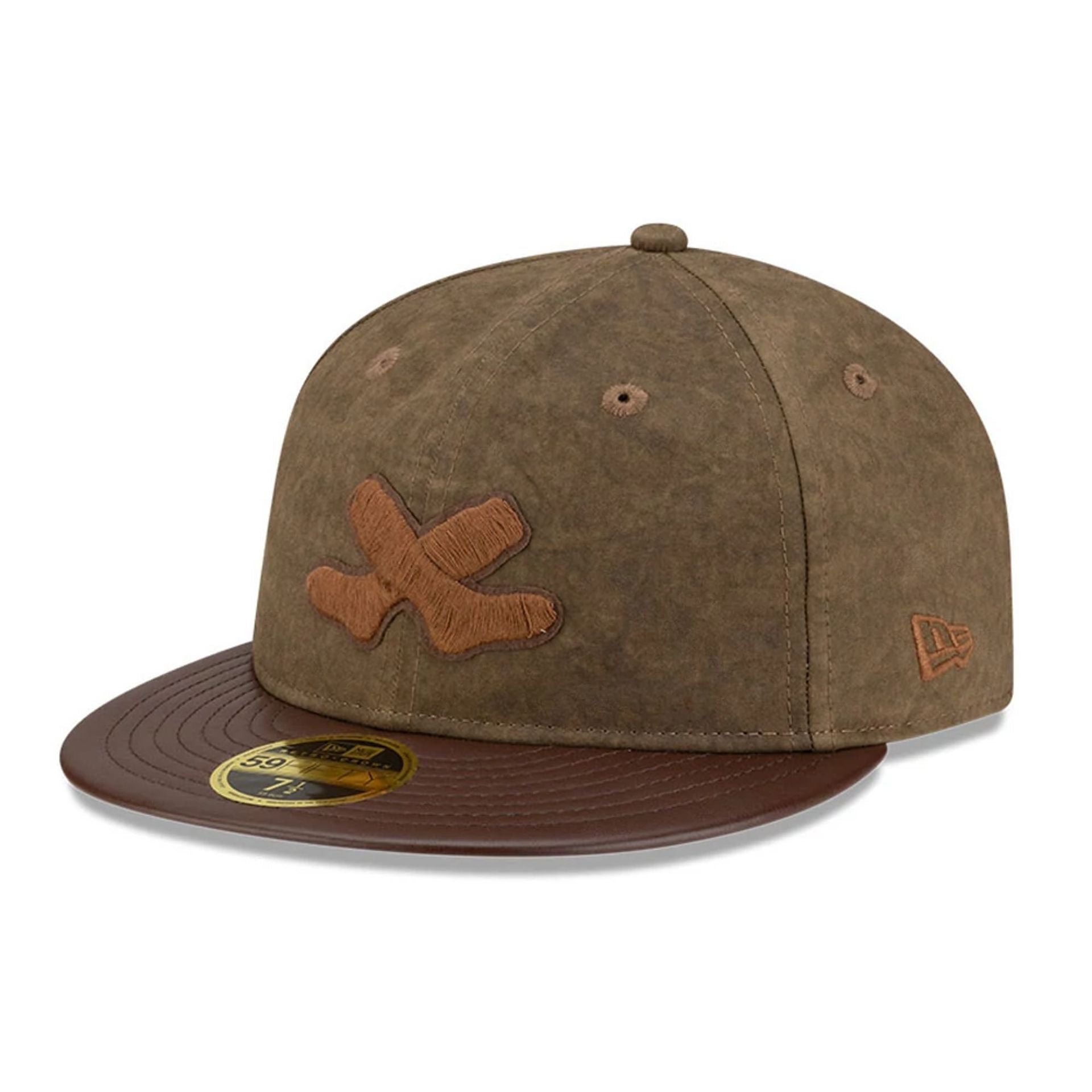 Pictured is this MLB Utility Linen Chicago White Sox Retro Crown 59FIFTY Fitted cap in open brown. 4