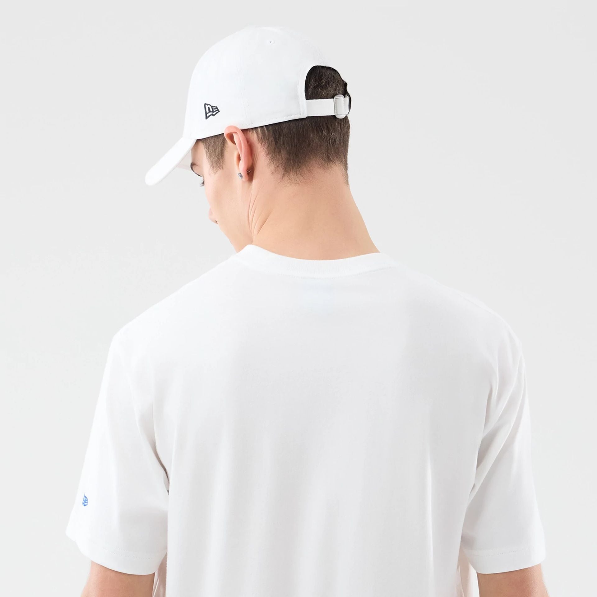 The model is wearing this Space Jam 2 X NBA New York Knicks T-Shirt in white. 7