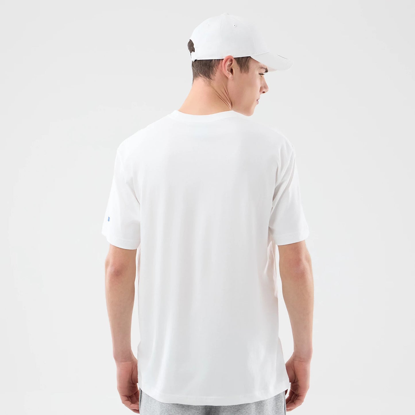 The model is wearing this Space Jam 2 X NBA New York Knicks T-Shirt in white. 2