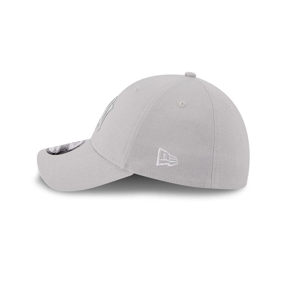 Pictured is this MLB Metallic New York Yankees 39THIRTY Stretch Fit cap in grey. 5