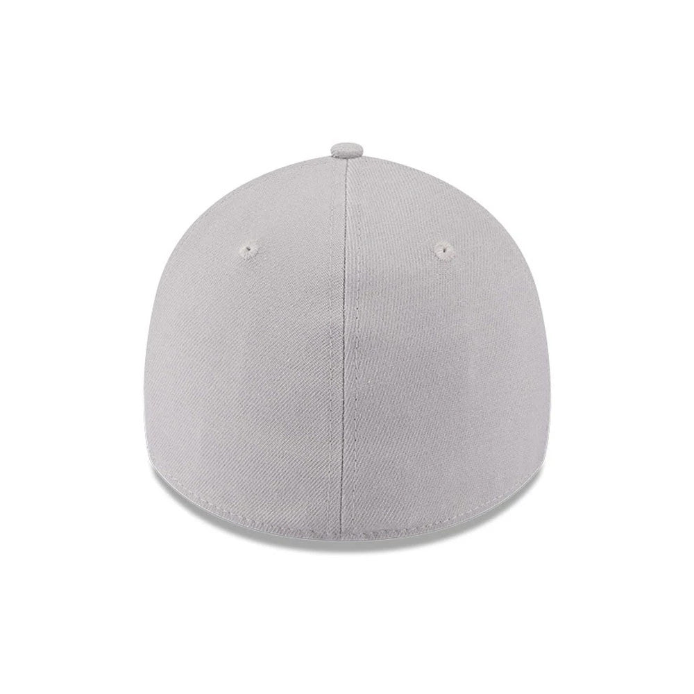 New York Yankees MLB Metallic Grey New Era 39THIRTY Stretch Fit Cap, rear view showing the clean seam down the centre of the structured grey crown with two small embroidered eyelets.