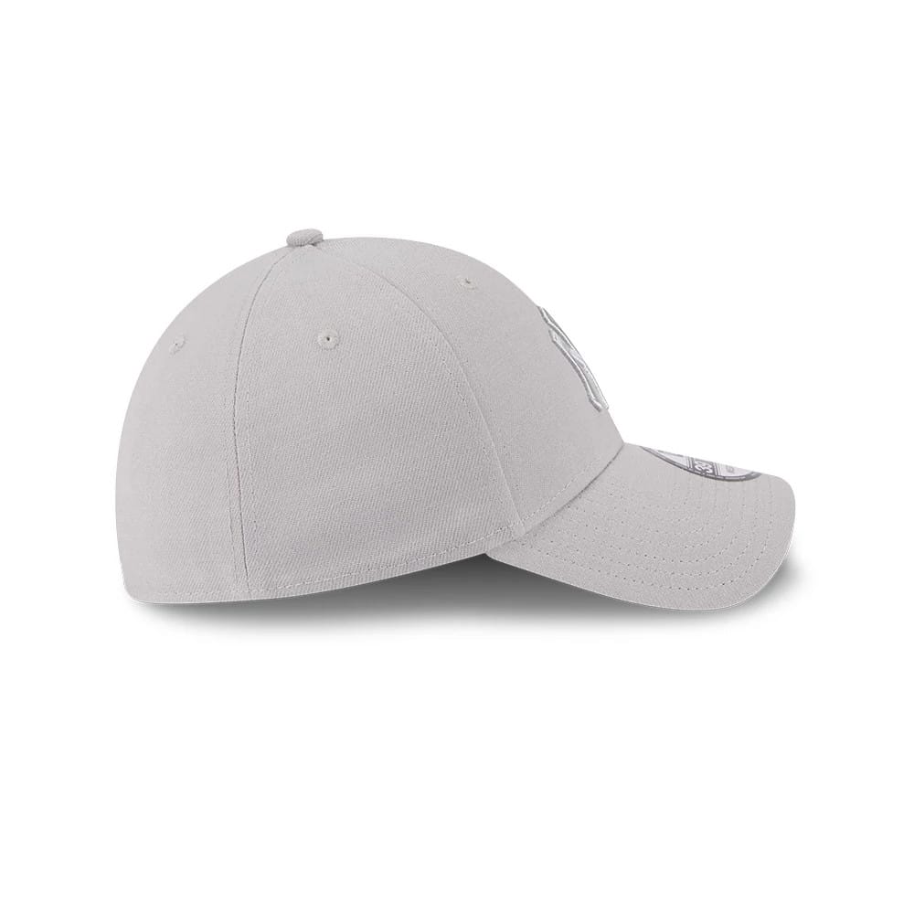 Pictured is this MLB Metallic New York Yankees 39THIRTY Stretch Fit cap in grey. 6