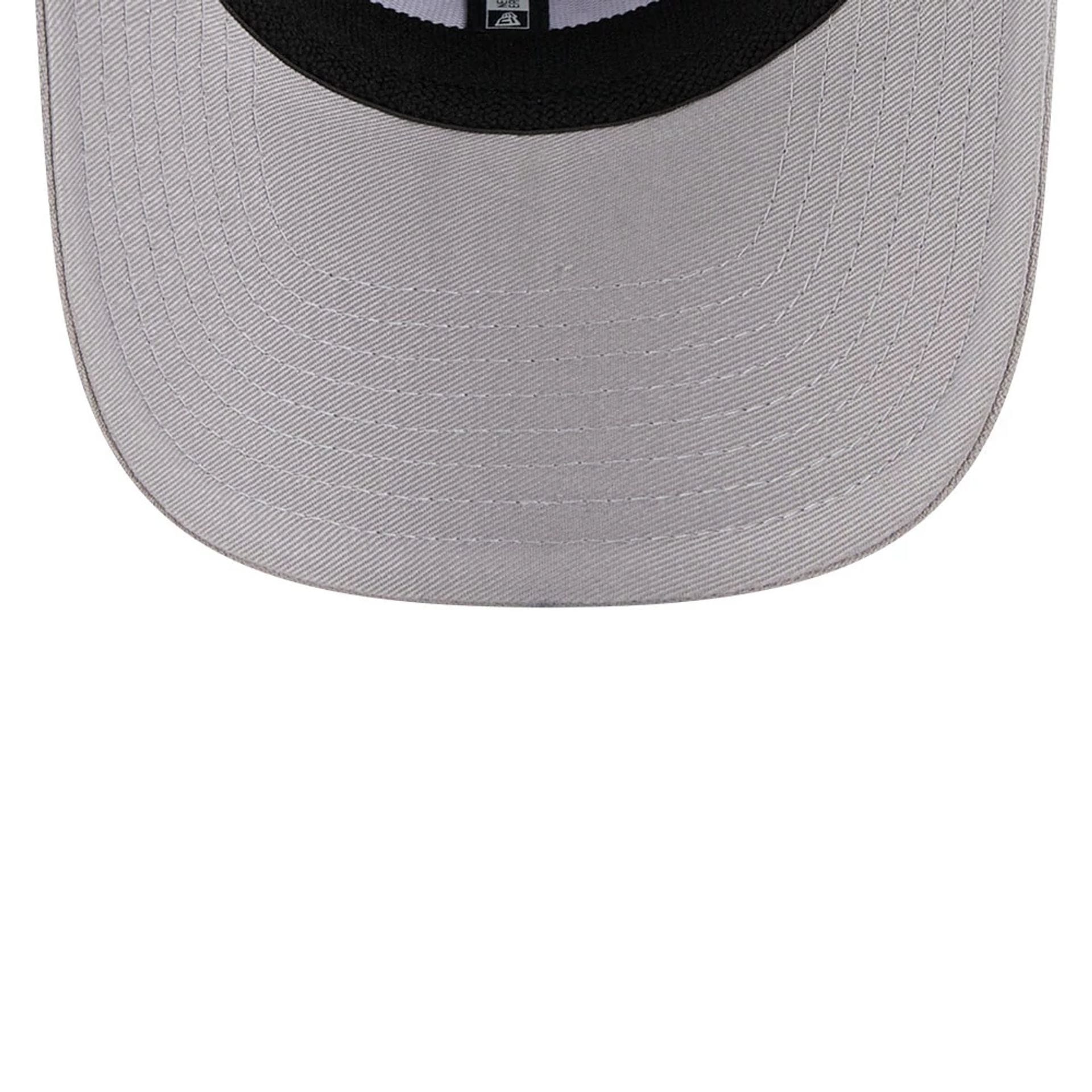 Pictured is this NBA Script Chicago Bulls 9SEVENTY Stretch Snap cap in grey. 7