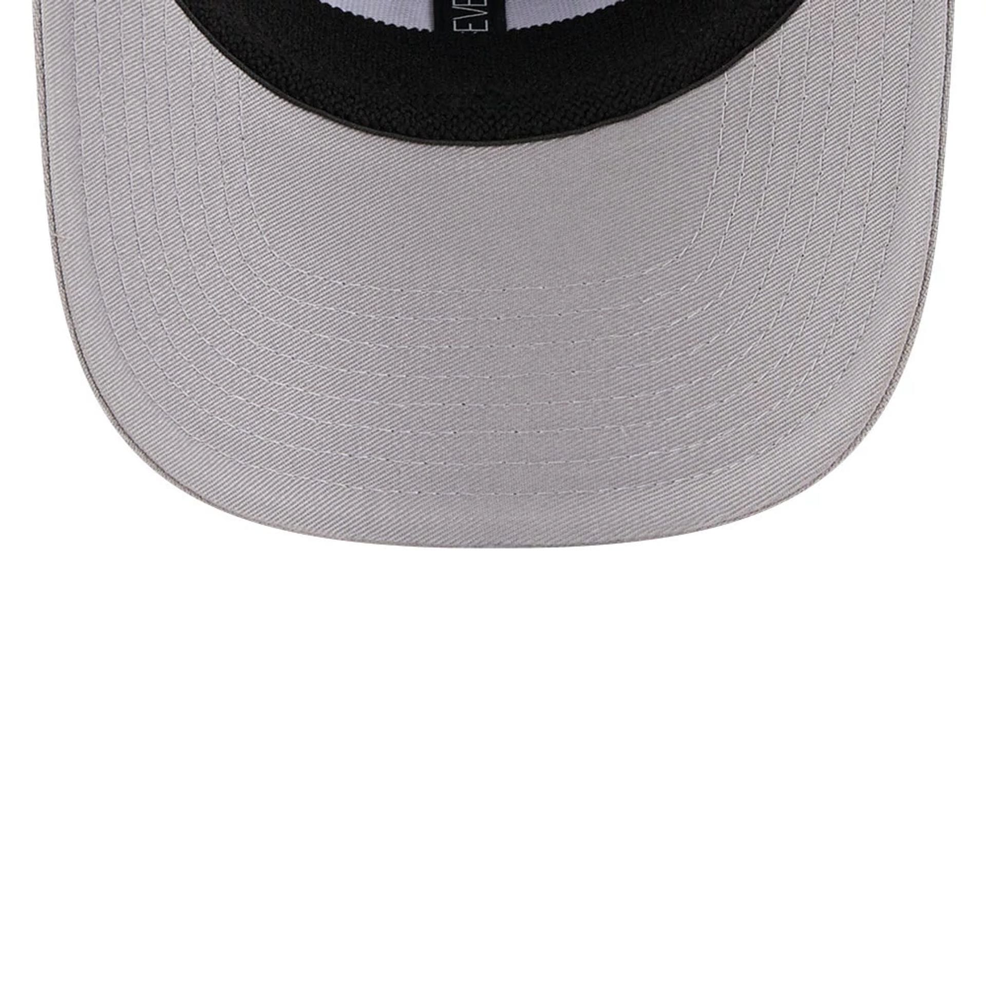 Pictured is this NFL Script Las Vegas Raiders 9SEVENTY Stretch Snap cap in grey. 7