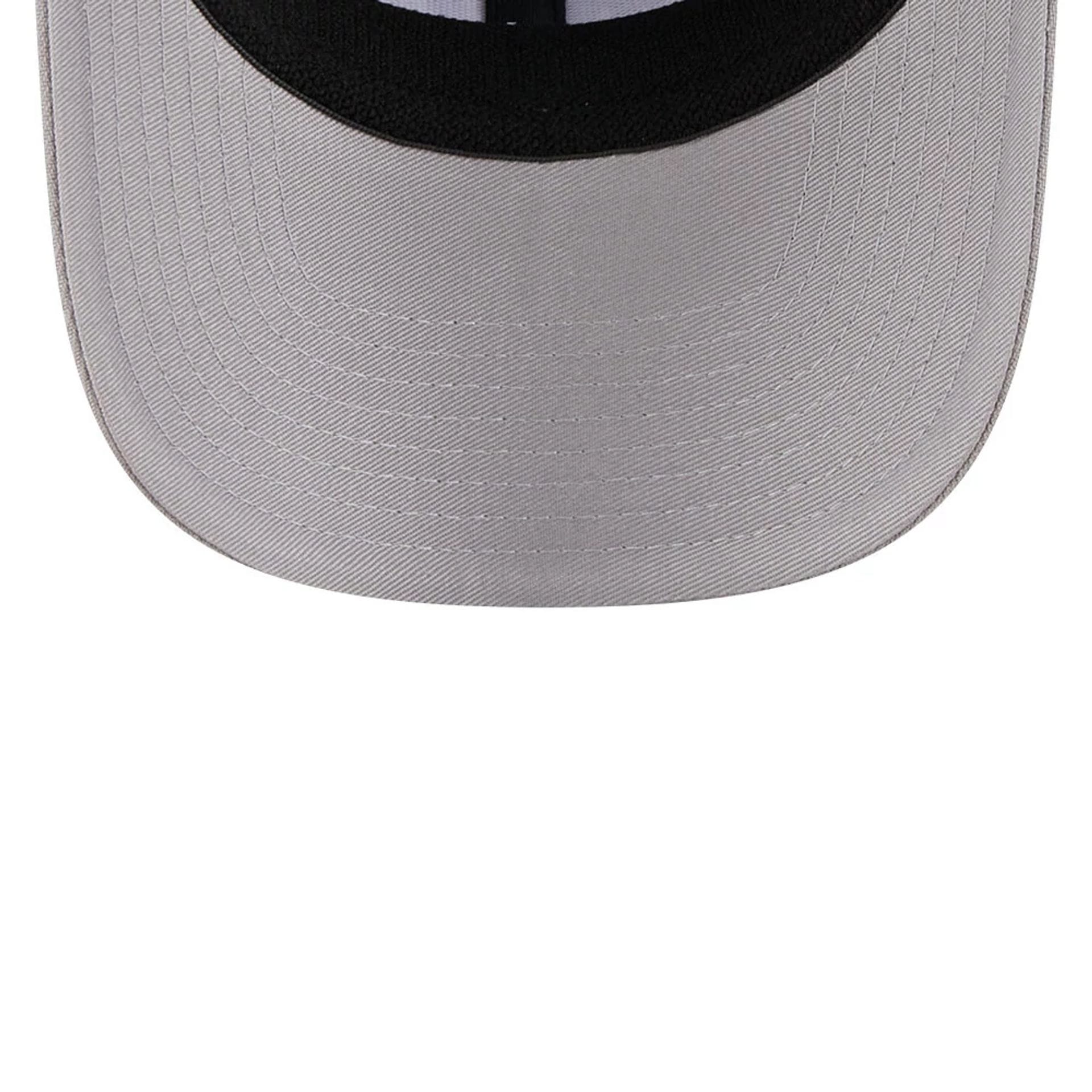 Pictured is this MLB Script New York Yankees 9SEVENTY Stretch Snap cap in grey. 7