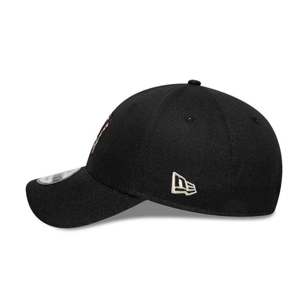 New York Yankees Animal Print Black New Era 9FORTY Adjustable Cap, side view showing the beige embroidered New Era flag logo on the left side, with a curved black visor and 9FORTY size sticker underneath.