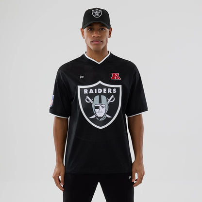 The model is wearing this NFL Mesh Las Vegas Raiders Oversized T-Shirt in black. 1