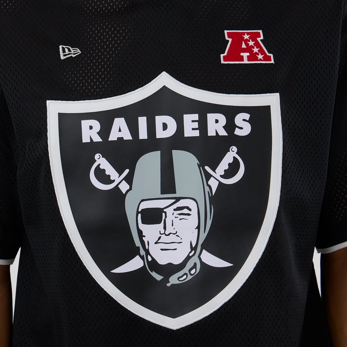 The model is wearing this NFL Mesh Las Vegas Raiders Oversized T-Shirt in black. 4