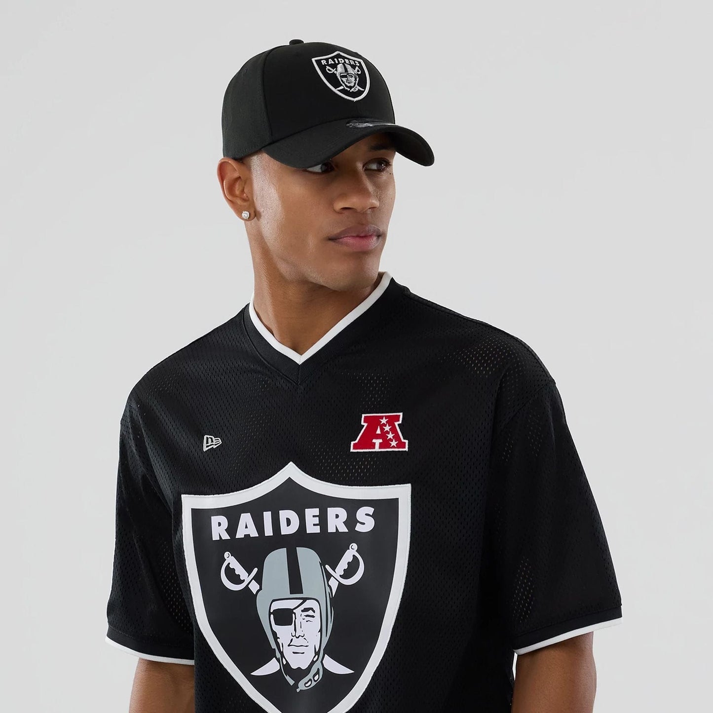 The model is wearing this NFL Mesh Las Vegas Raiders Oversized T-Shirt in black. 6