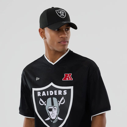 The model is wearing this NFL Mesh Las Vegas Raiders Oversized T-Shirt in black. 6