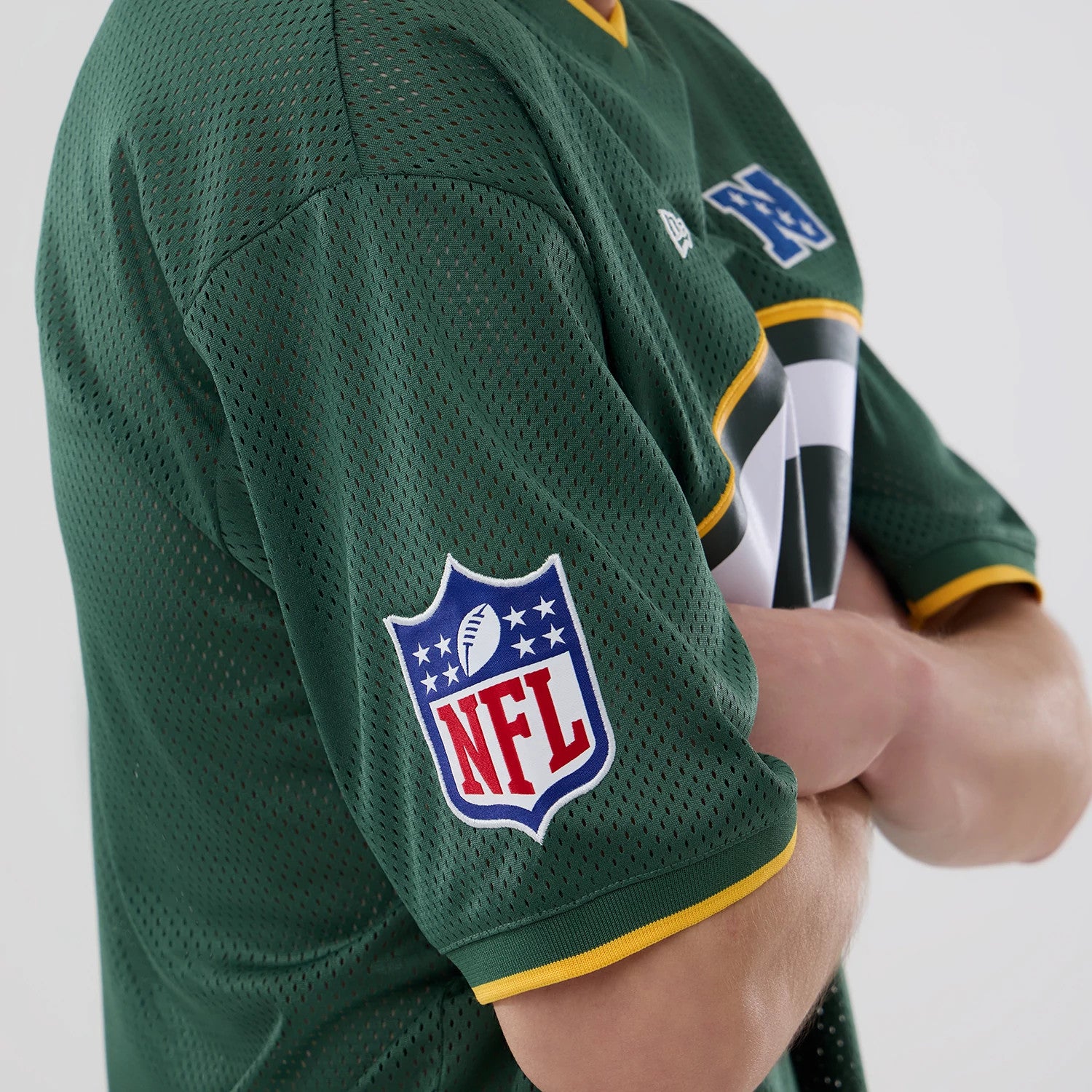 The model is wearing this NFL Mesh Green Bay Packers Oversized T-Shirt in dark green. 3