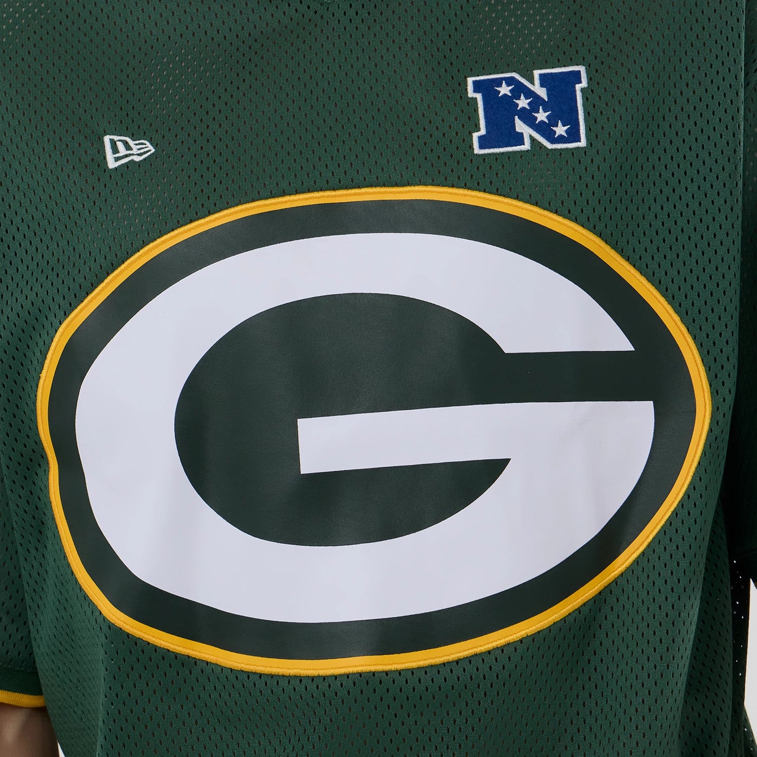 The model is wearing this NFL Mesh Green Bay Packers Oversized T-Shirt in dark green. 4