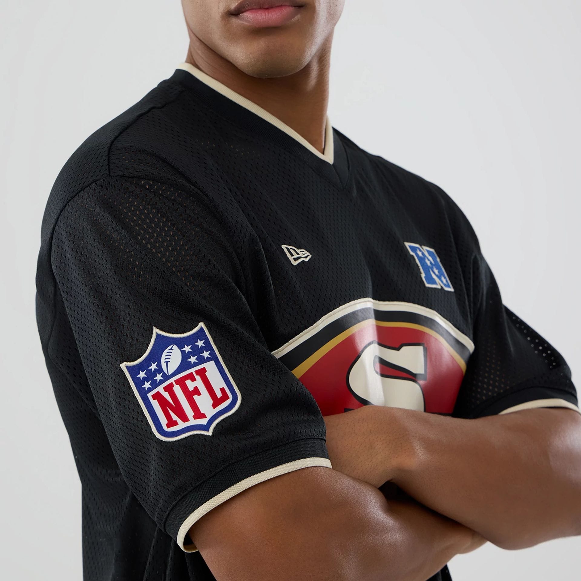 The model is wearing this NFL Mesh San Francisco 49ers Oversized T-Shirt in black. 3