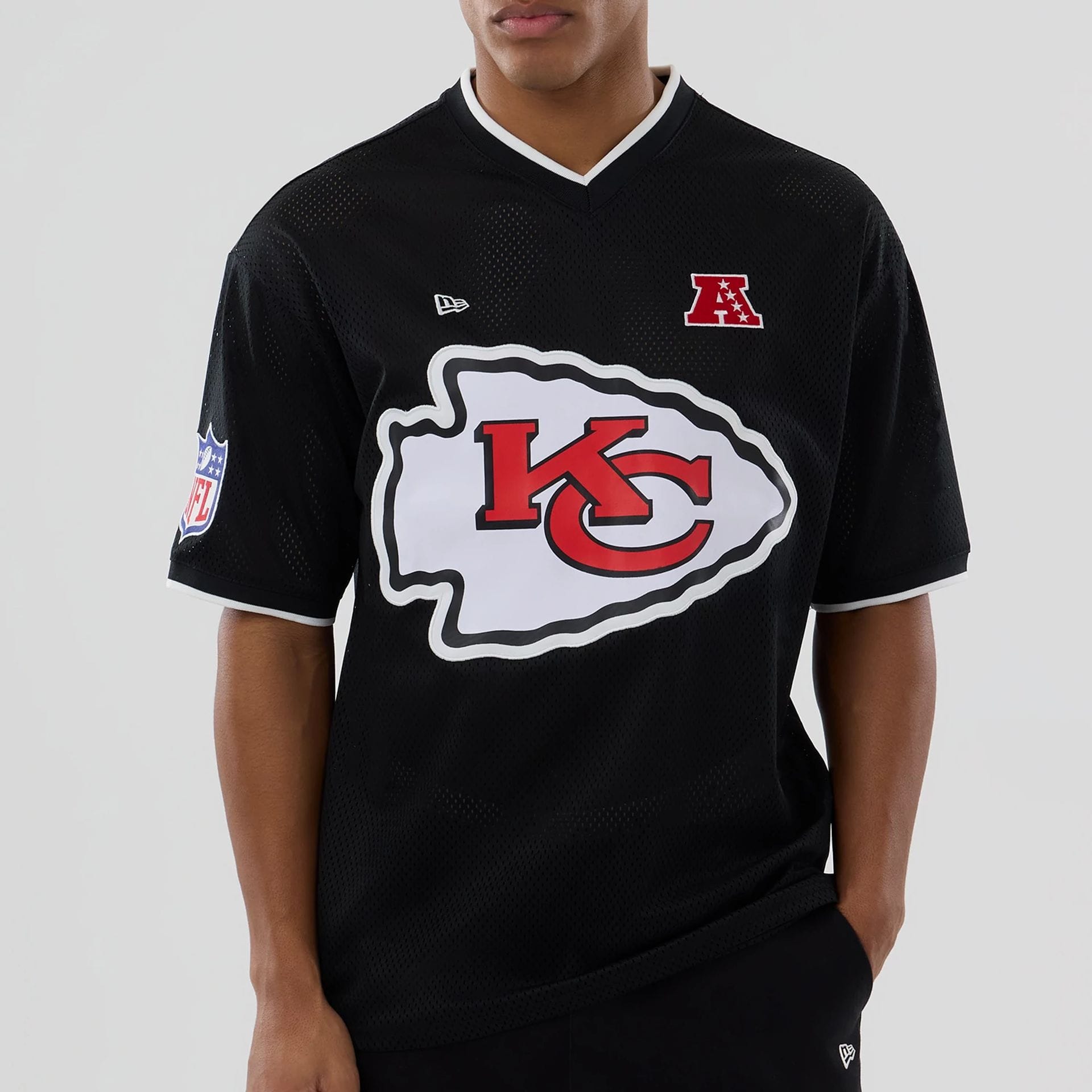 The model is wearing this NFL Mesh Kansas City Chiefs Oversized T-Shirt in black. 4
