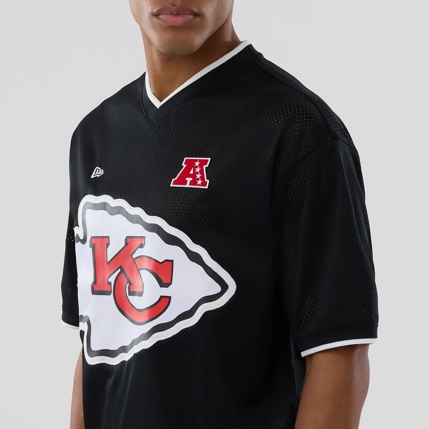 The model is wearing this NFL Mesh Kansas City Chiefs Oversized T-Shirt in black. 6