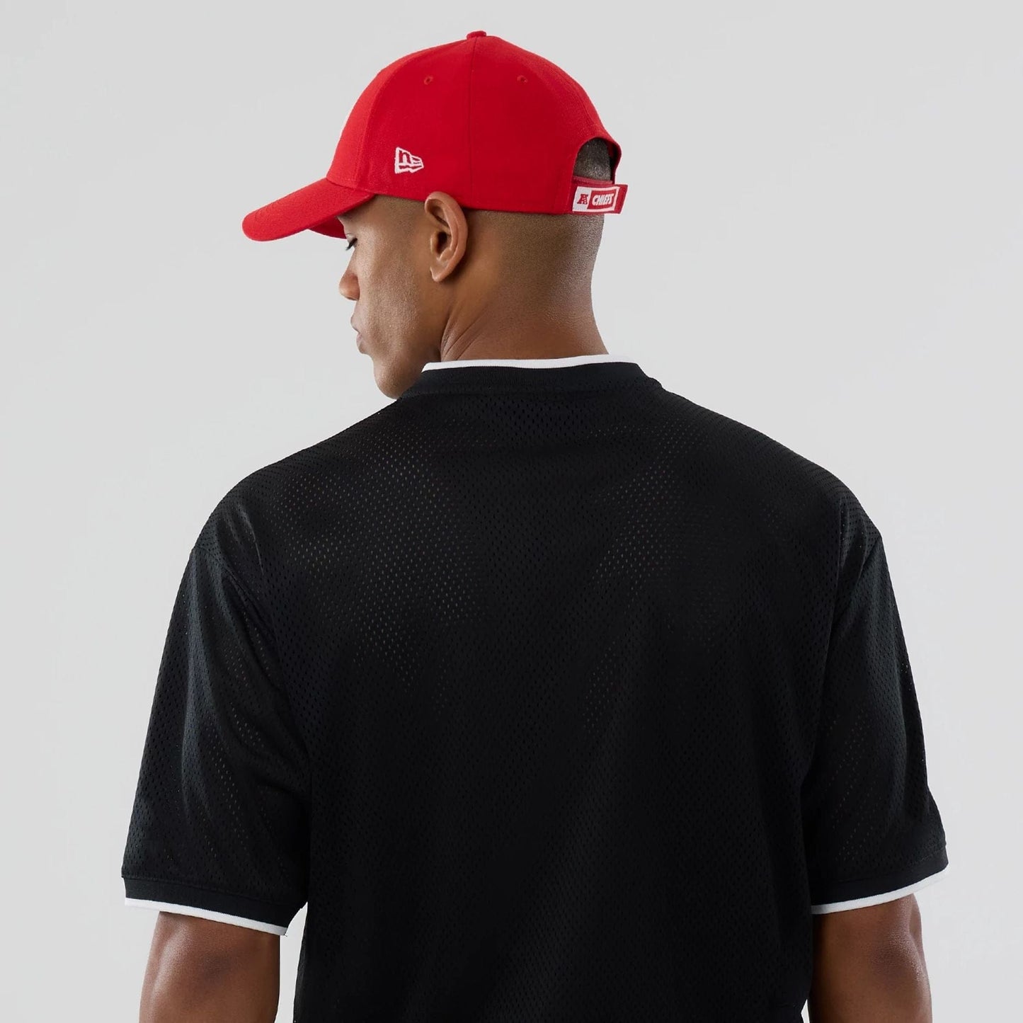 The model is wearing this NFL Mesh Kansas City Chiefs Oversized T-Shirt in black. 7