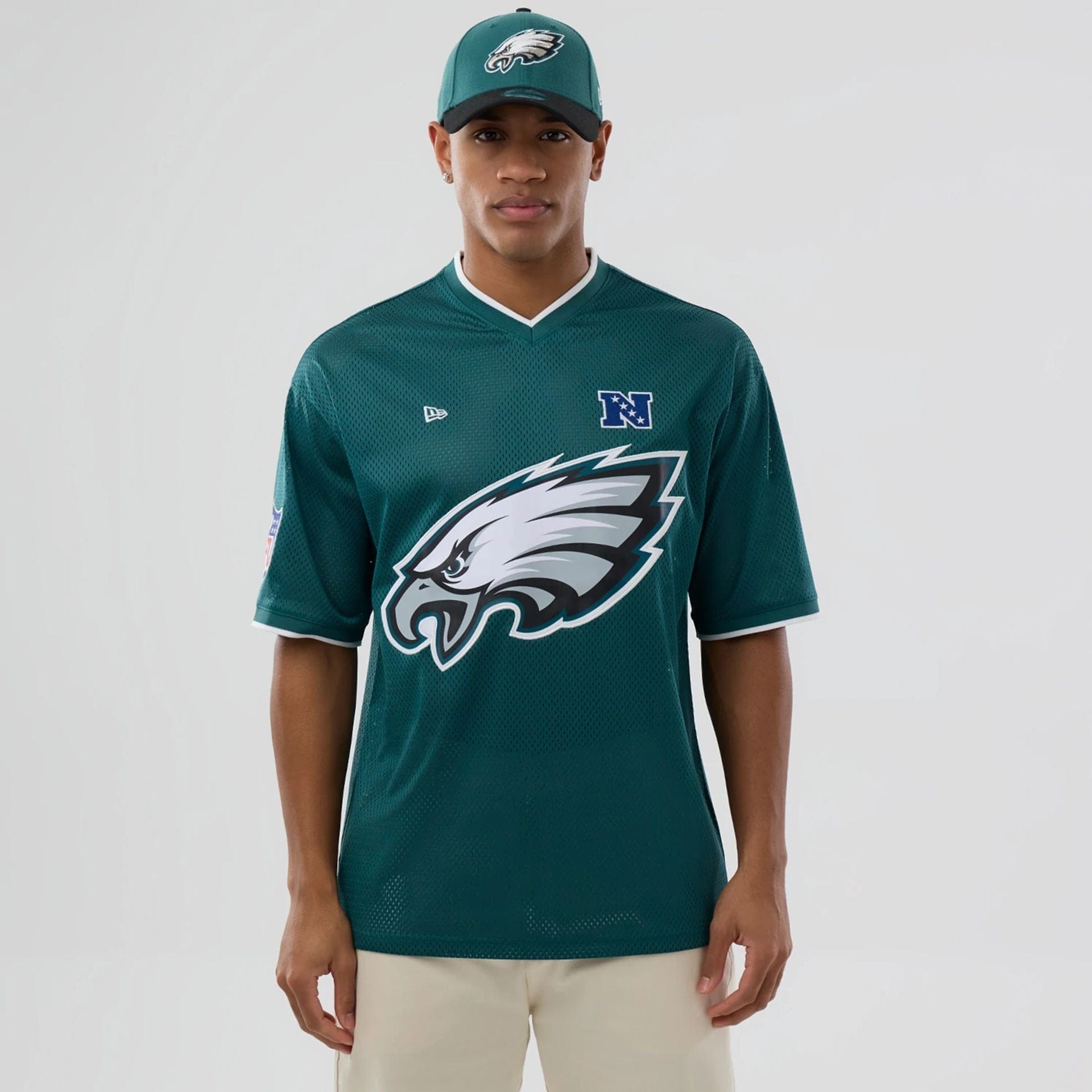 The model is wearing this NFL Mesh Philadelphia Eagles Oversized T-Shirt in dark green. 1