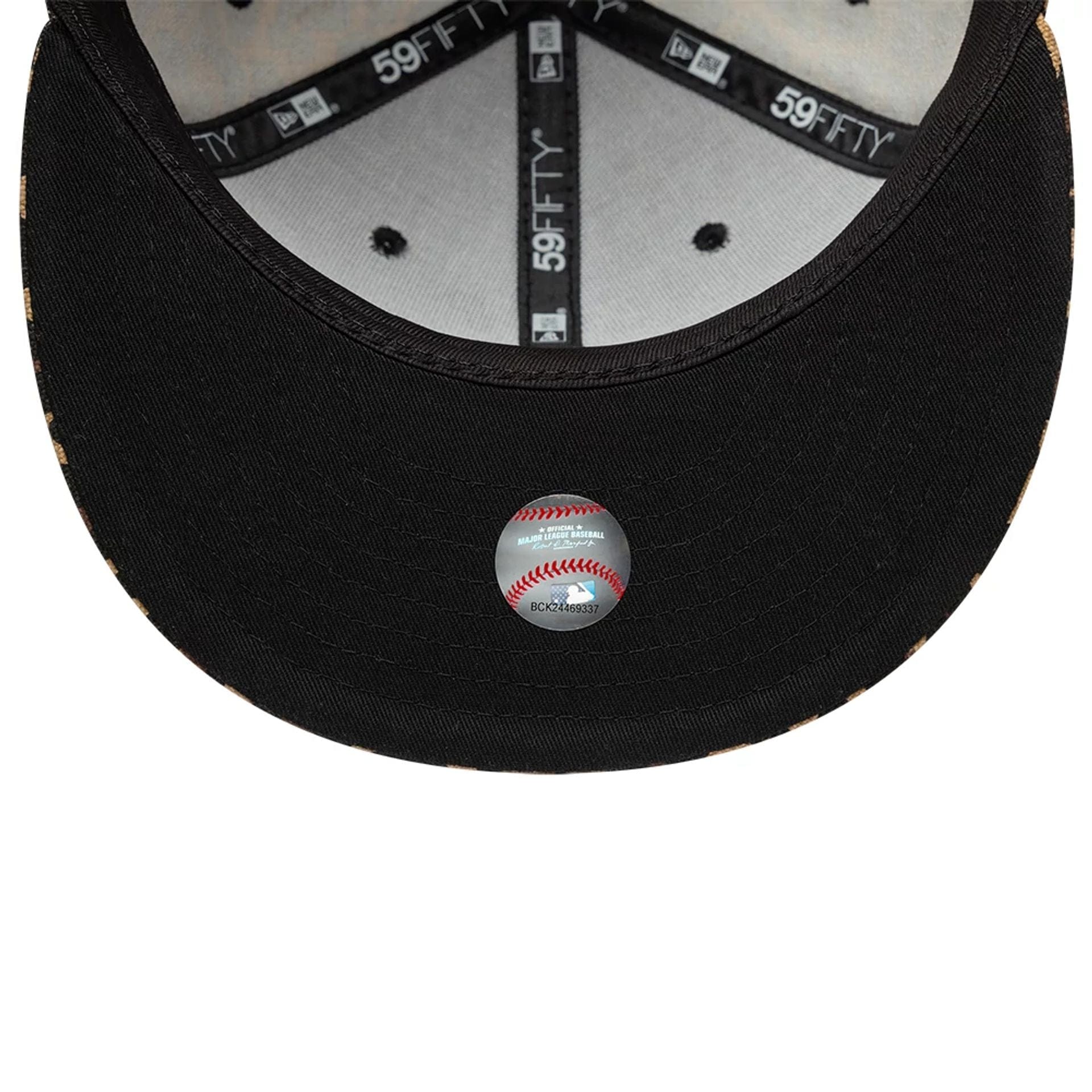 Pictured is this MLB Leopard New York Yankees 59FIFTY Fitted cap in black. 2