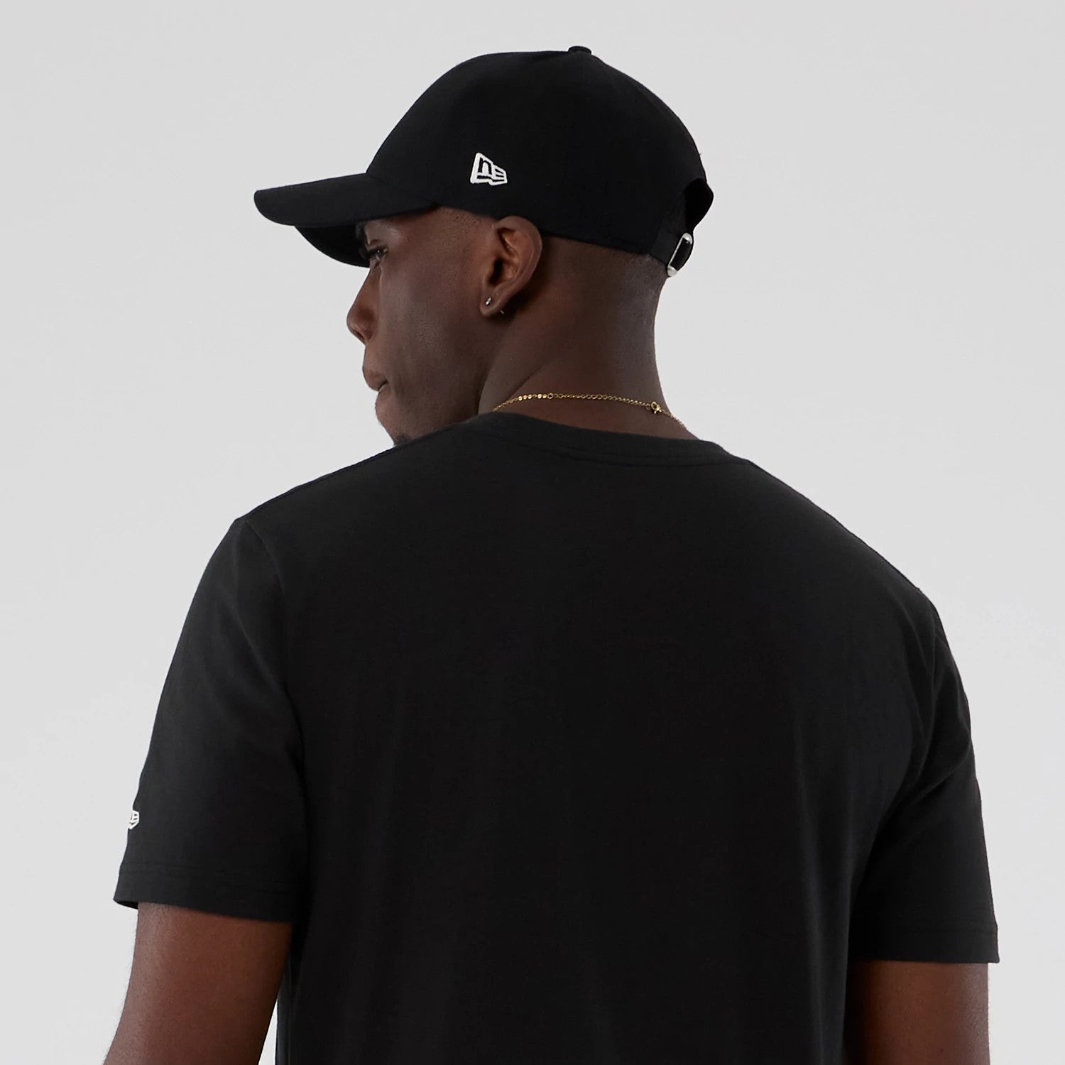 The model is wearing this NBA Hardwood Classic Toronto Raptors T-Shirt in black. 6