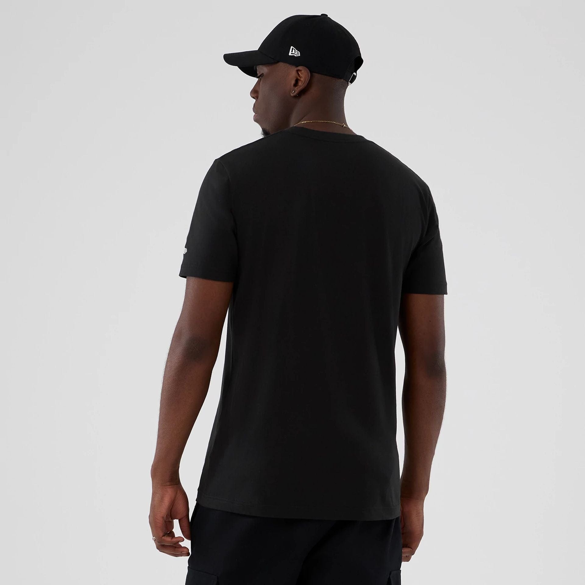 The model is wearing this NBA Hardwood Classic Toronto Raptors T-Shirt in black. 2