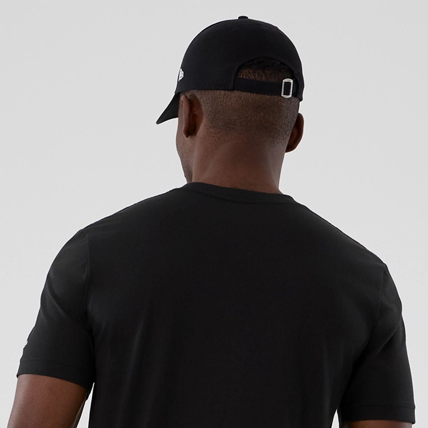 The model is wearing this NBA Hardwood Classic Chicago Bulls T-Shirt in black. 7