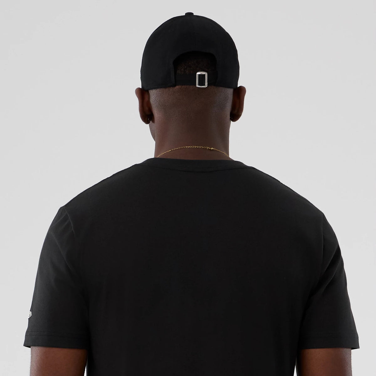 The model is wearing this NBA Hardwood Classic Milwaukee Bucks T-Shirt in black. 6