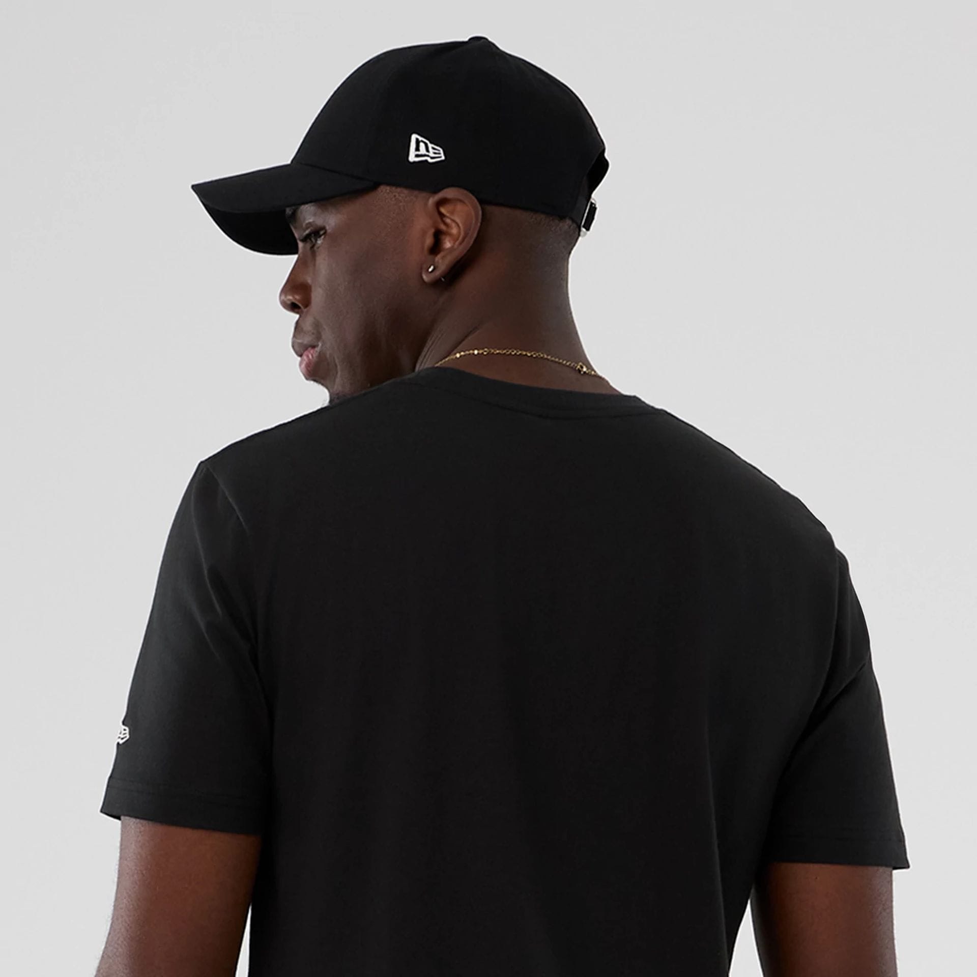 The model is wearing this NBA Hardwood Classic Detroit Pistons T-Shirt in black. 6