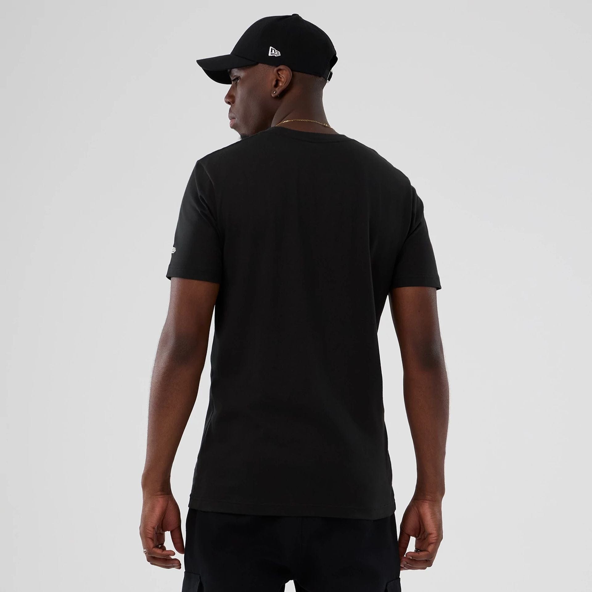 The model is wearing this NBA Hardwood Classic Detroit Pistons T-Shirt in black. 2