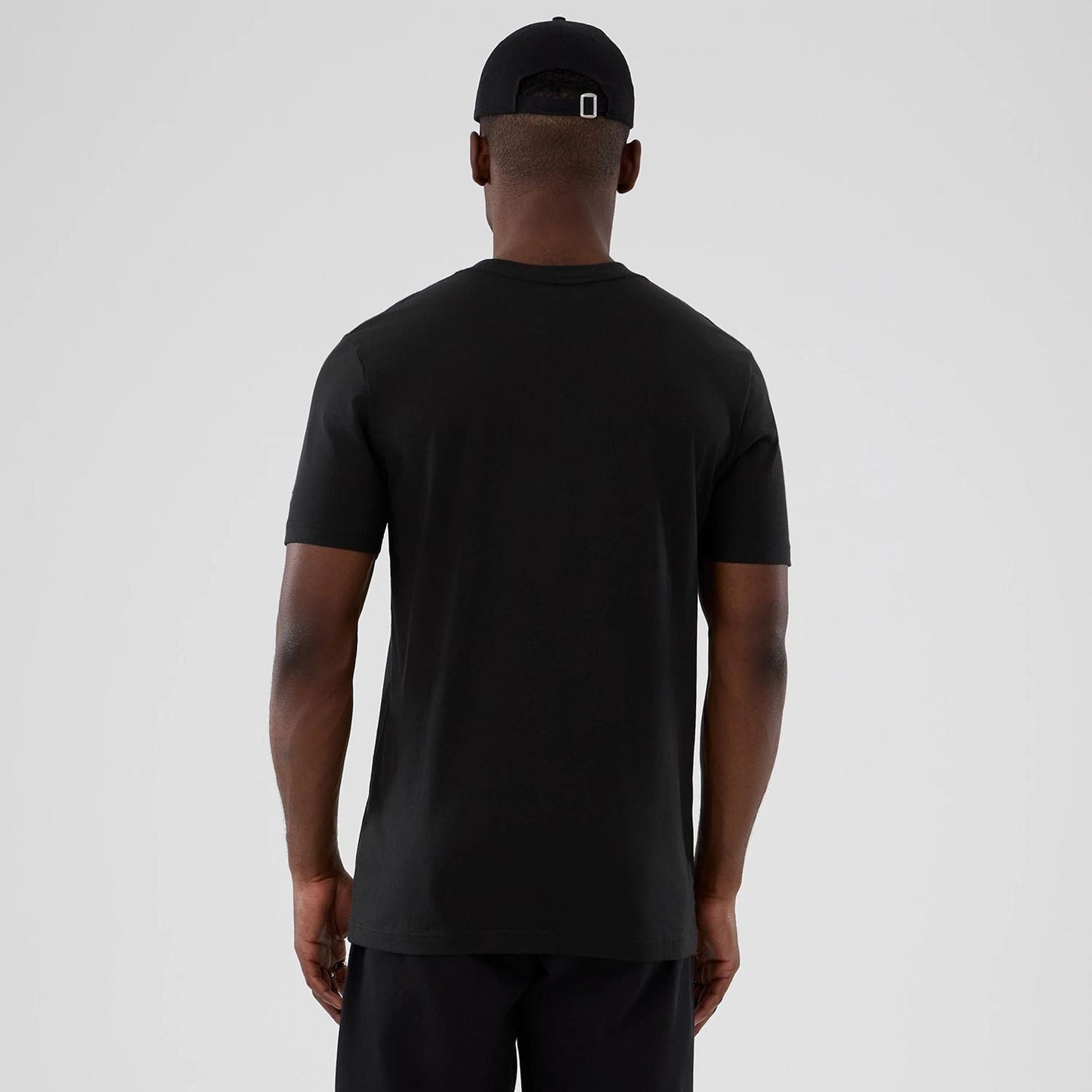 The model is wearing this NBA Hardwood Classic Dallas Mavericks T-Shirt in black. 2