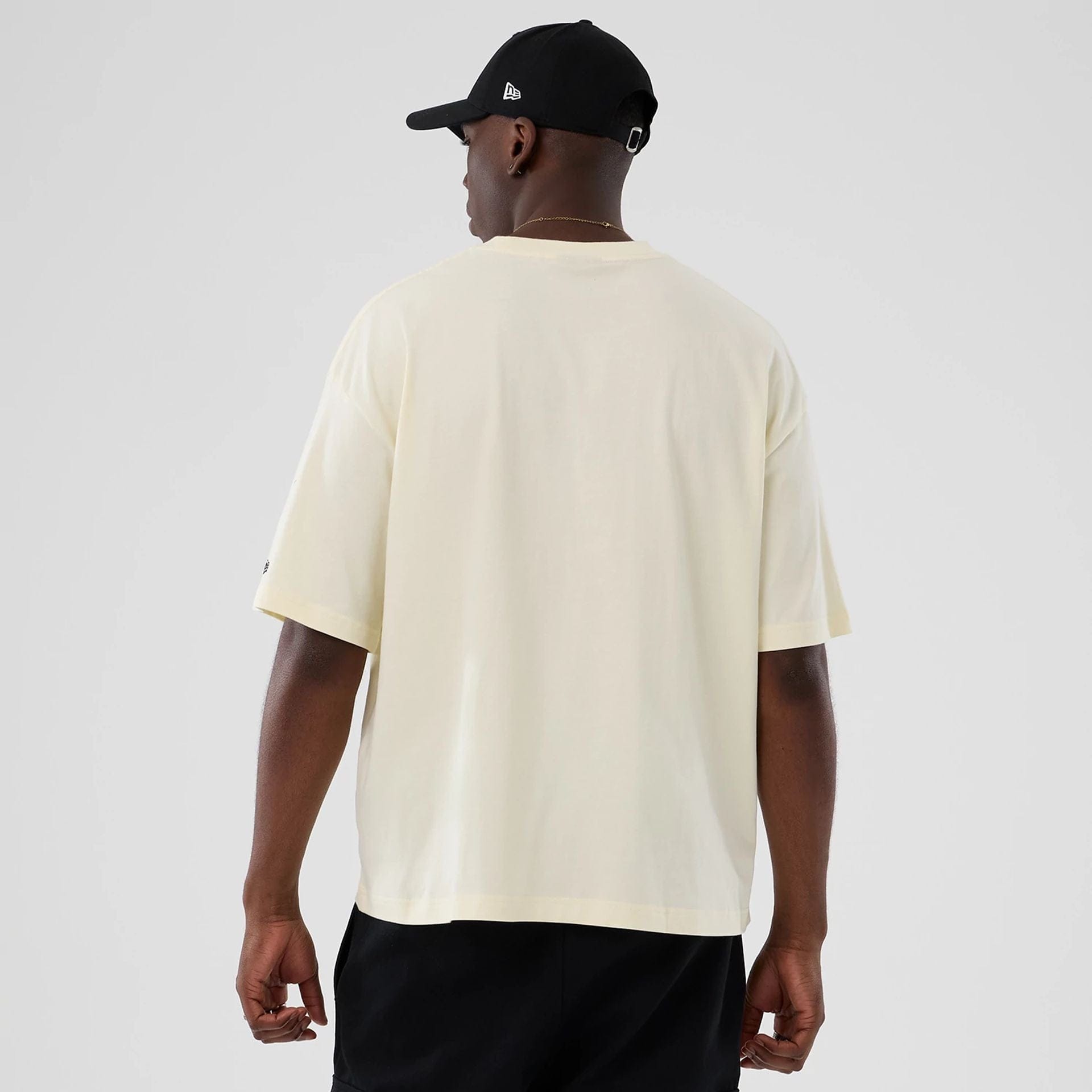 The model is wearing this NBA Hardwood Classic Charlotte Hornets T-Shirt in cream. 2