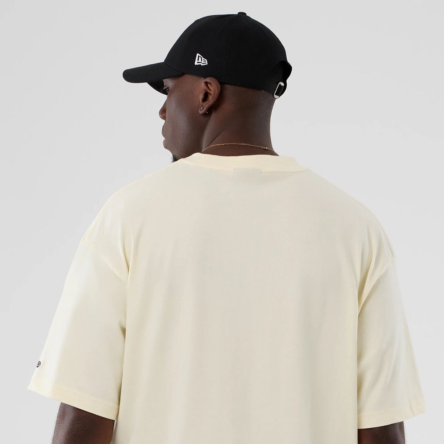 The model is wearing this NBA Hardwood Classic Toronto Raptors T-Shirt in Cream . 7