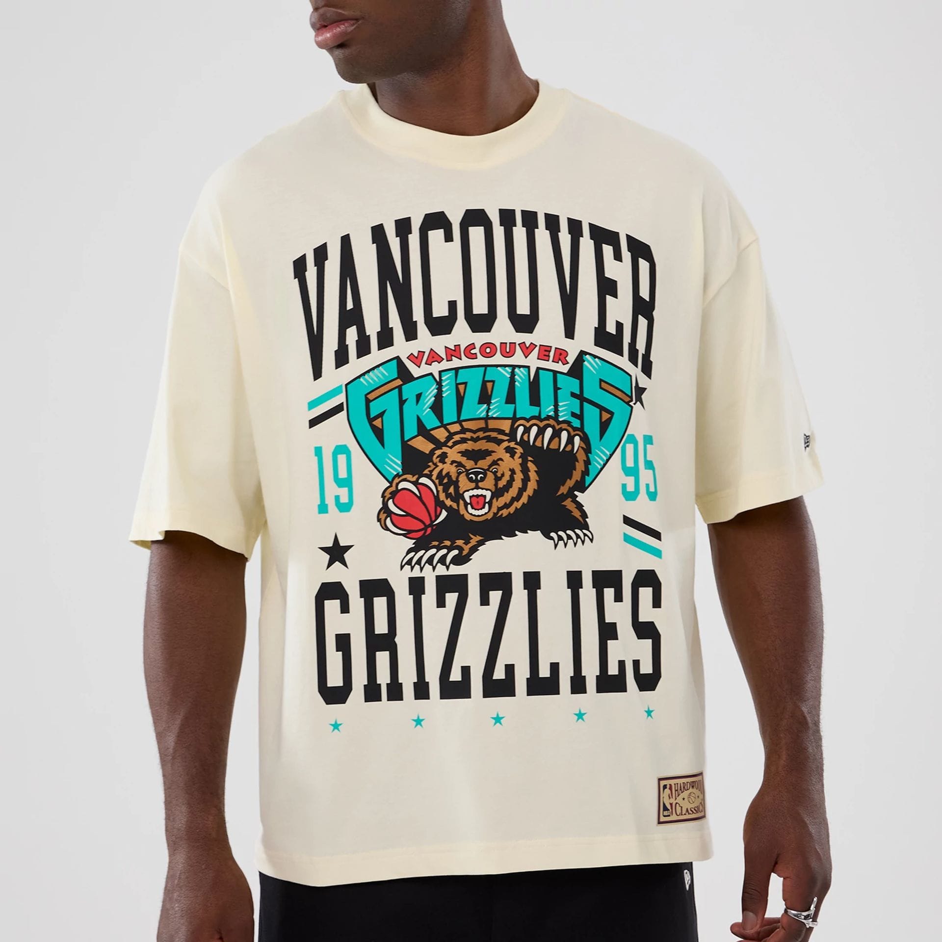 The model is wearing this NBA Hardwood Classic Vancouver Grizzlies T-Shirt in Cream. 3