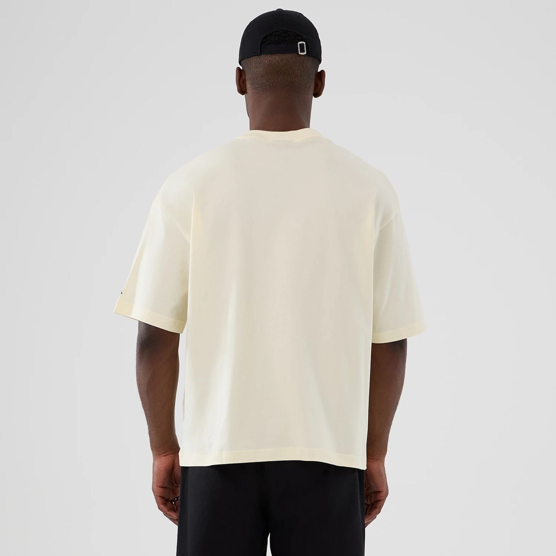 The model is wearing this NBA Hardwood Classic Vancouver Grizzlies T-Shirt in Cream. 2