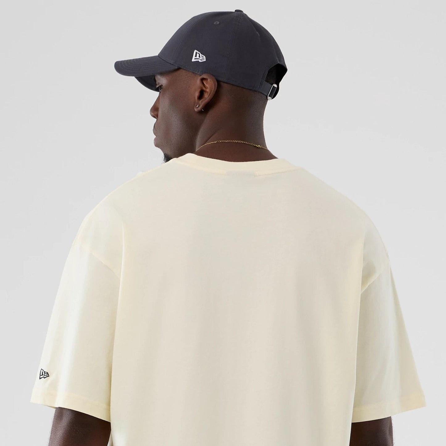 The model is wearing this NBA Hardwood Classic San Antonio Spurs T-Shirt in Cream . 7