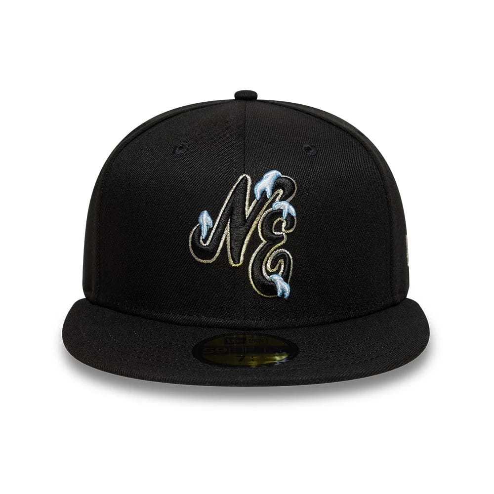 Pictured is this New Era Snow Icon 59FIFTY Fitted cap in black. 3