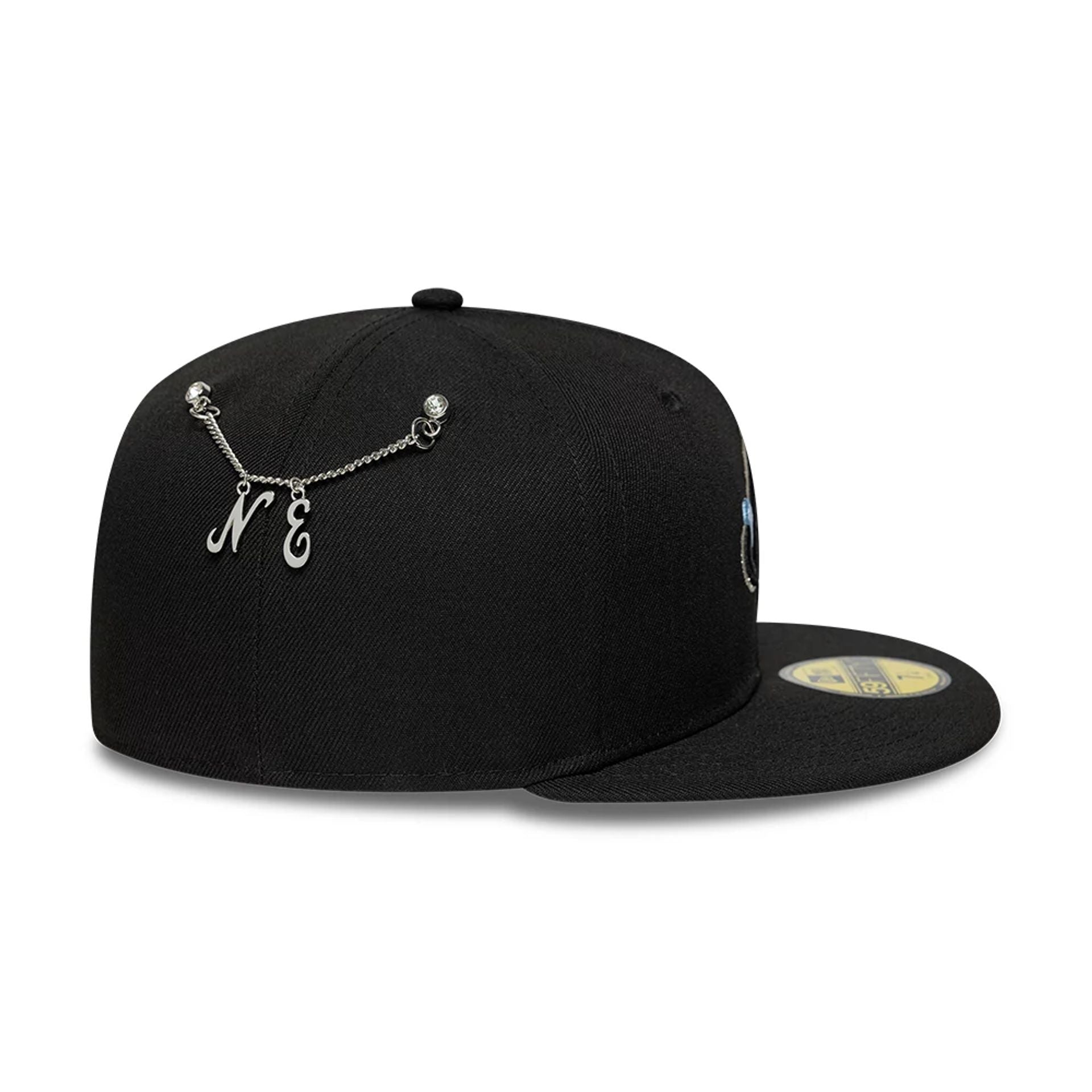 Pictured is this New Era Snow Icon 59FIFTY Fitted cap in black. 2