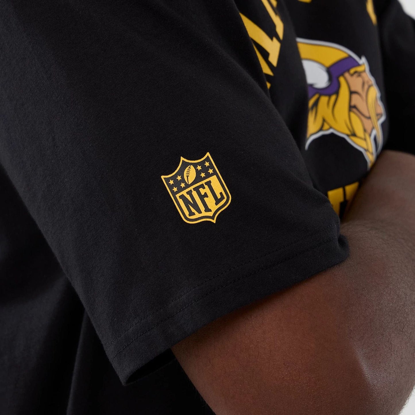 The Male model is wearing Minnesota Vikings NFL International Series Games 2025 Black Oversized T-Shirt  5