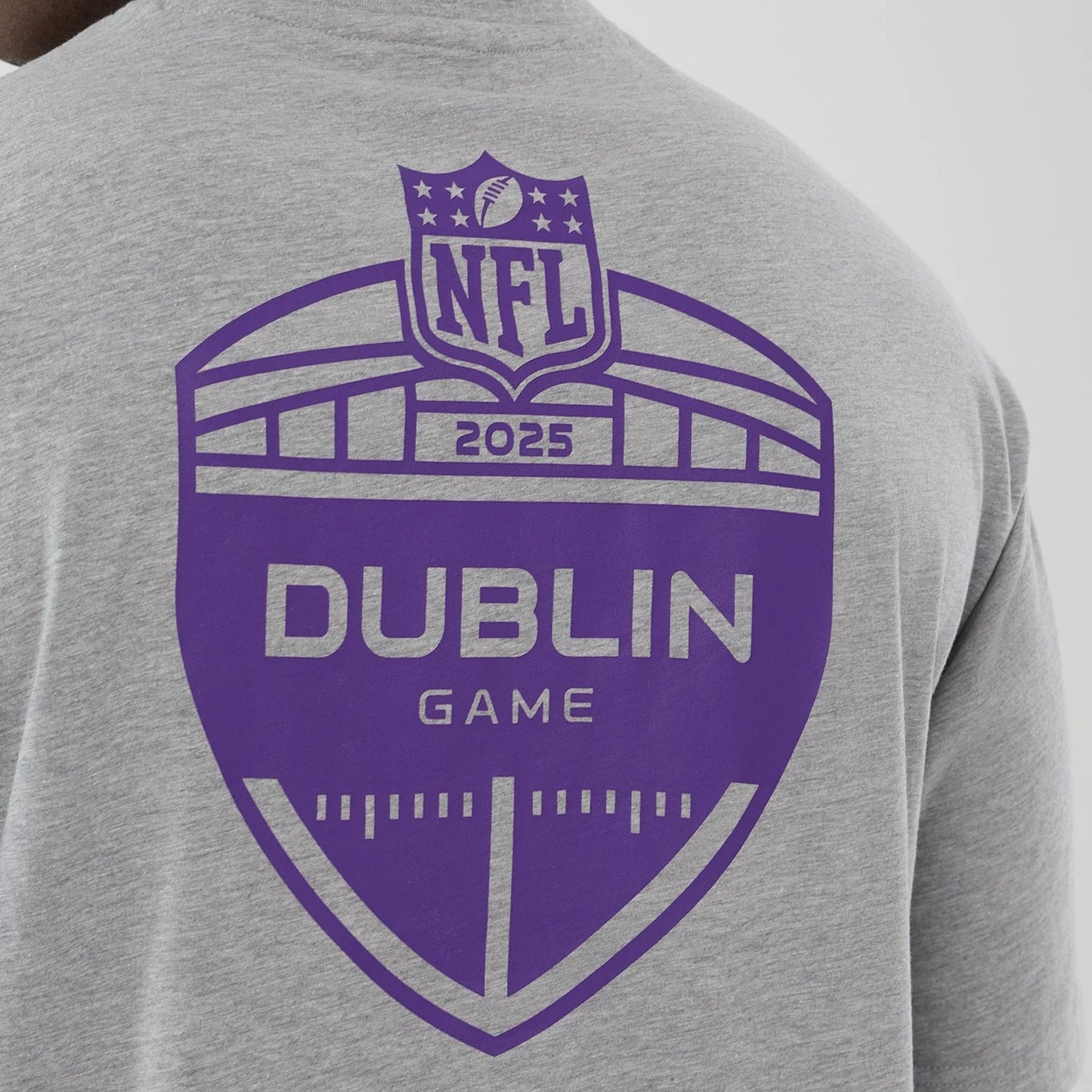 The Male model is wearing Minnesota Vikings NFL International Series Games 2025 Grey Oversized T-Shirt 4