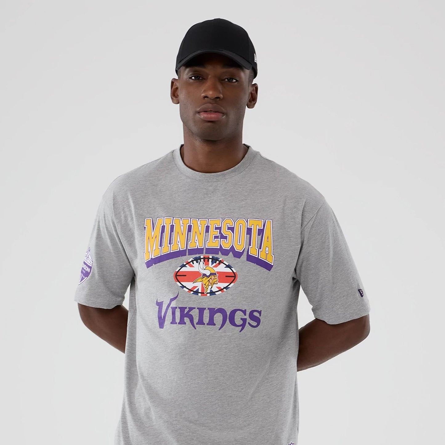 The Male model is wearing Minnesota Vikings NFL International Series Games 2025 Grey Oversized T-Shirt 3