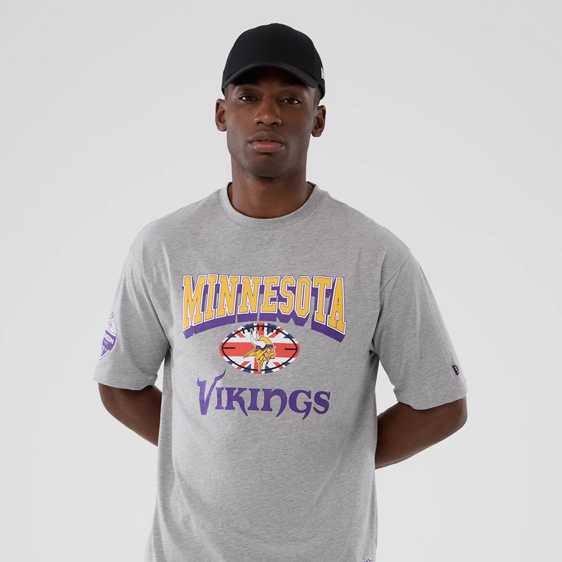 The Male model is wearing Minnesota Vikings NFL International Series Games 2025 Grey Oversized T-Shirt 3