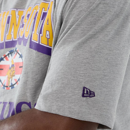 The Male model is wearing Minnesota Vikings NFL International Series Games 2025 Grey Oversized T-Shirt 6