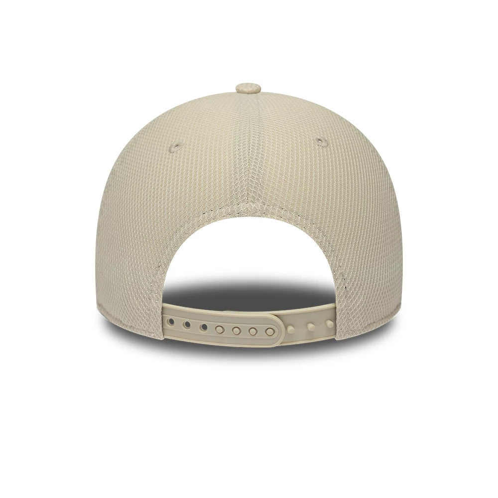 Pictured is this Visa Cash App Racing Bulls F1 Race Special 9FORTY Adjustable cap in light beige. 4