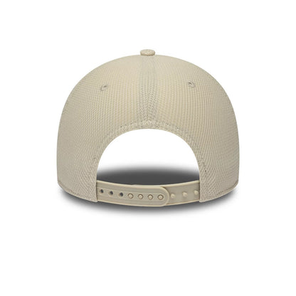 Pictured is this Visa Cash App Racing Bulls F1 Race Special 9FORTY Adjustable cap in light beige. 4